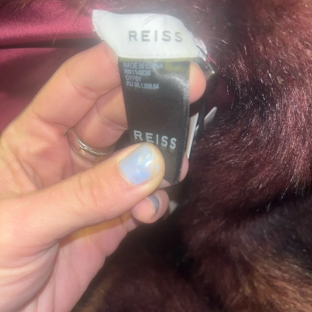 NWT REISS
Gypsy Faux Fur Scarf In the color “Ox Blood” - Picture 6 of 6